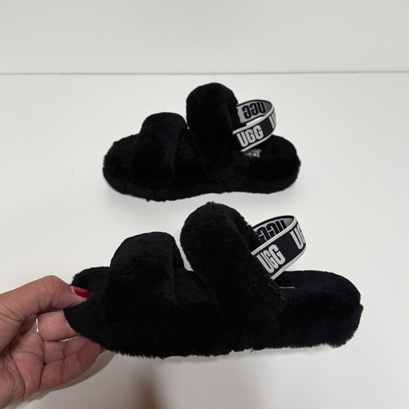 UGG “Oh Yeah” Slide Sandals in Black Sheepskin with an Elastic UGG Logo Strap - Picture 5 of 16